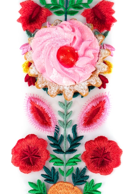 ręka haftująca wzór